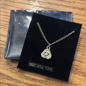 Elegant Gold Tone Flower & Gem 💎 Necklace